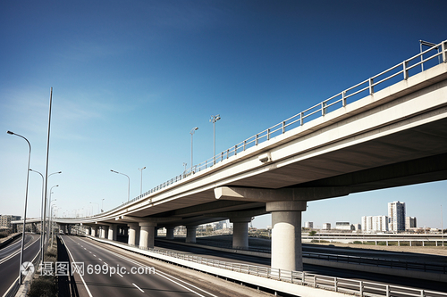 城市脊梁與生活美學 高架橋與化妝品的奇妙交響